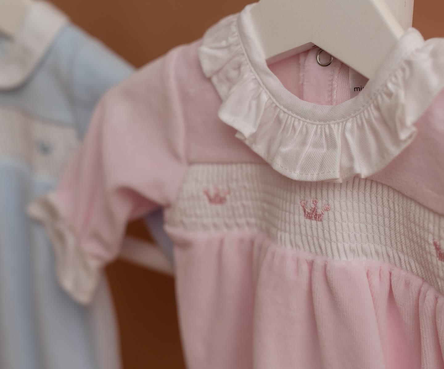 Babygrow laminado Coroas Bordadas - Rosa da Mighty Love