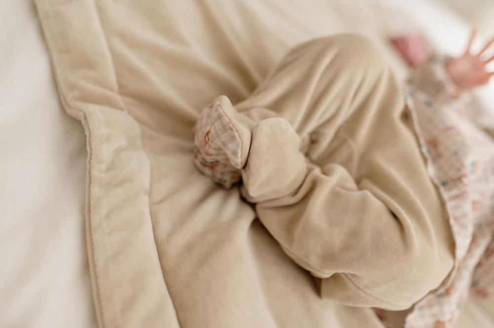 Babygrow laminado taupe c/ peito estampado da Mighty Love