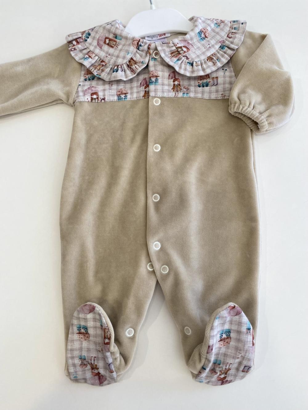 Babygrow laminado taupe c/ peito estampado da Mighty Love